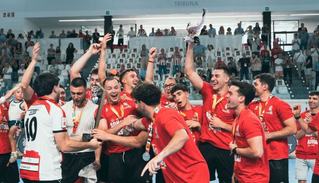Así celebraba el ascenso el Fertiberia BM Puerto Sagunto. Así celebraba el ascenso el Fertiberia BM Puerto Sagunto.