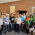Participantes y voluntariado posan tras la primera jornada de actividades desarrolladas en el centro terapéutico de Benicalap, enmarcadas en el acuerdo entre AFAV y LEROY MERLIN España. / EPDA