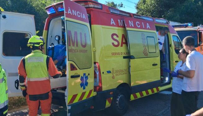 Los servicios de emergencia atienden al herido tras el accidente entre Torres Torres y Estivella.