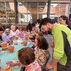 Personas usuarias del centro terapéutico de AFAV en Benicalap participan en un taller de pintado de macetas en una imagen de archivo. / EPDA