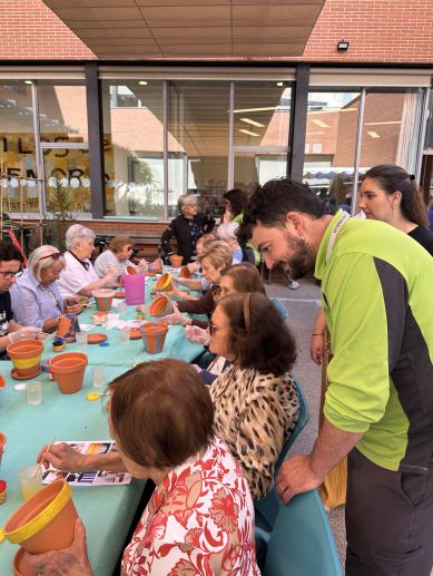 Personas usuarias del centro terapéutico de AFAV en Benicalap participan en un taller de pintado de macetas junto a personal voluntario de LEROY MERLIN Burjassot. / EPDA Personas usuarias del centro terapéutico de AFAV en Benicalap participan en un taller de pintado de macetas junto a personal voluntario de LEROY MERLIN Burjassot. / EPDA