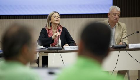 La consellera de Educación, Carmen Ortí, y el secretario autonómico, Daniel McEvoy, durante la mesa de este jueves.