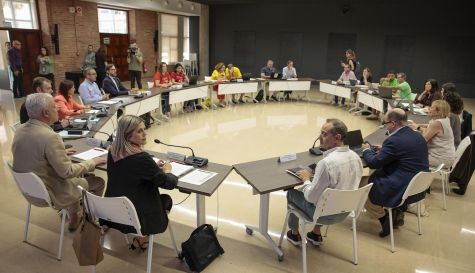 La consellera de Educación, M. Carmen Ortí, durante la reunión entre con los sindicatos de docentes para firmar la última propuesta de Educacación.