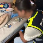 Imagen cedida por la Policía Nacional, que ha detenido a una mujer de 62 años por suministrar sustancias estupefacientes desde su propio domicilio en Paterna.