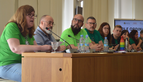 La portavoz de la Asamblea de Docentes de Vila real, Reyes Aymerich, durante su intervención en el pleno municipal. / EPDA