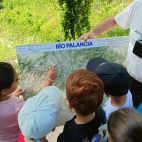 Alumnos del CRA Palancia–Mijares exploran el río Palancia durante la jornada de educación fluvial en Viver. / EPDA