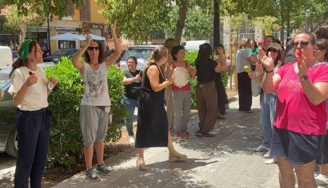 Protesta de docentes del Centro de Educación Especial Profesor Sebastián Burgos de Valencia en la calle Pintor Rafael Solbes.