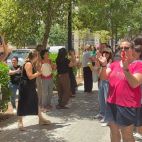 Protesta de docentes del Centro de Educación Especial Profesor Sebastián Burgos de Valencia en la calle Pintor Rafael Solbes.