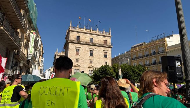Docentes frente al Palau de la Generalitat este viernes.