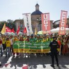 Concentración de protesta del profesorado valenciano en la plaza de la Virgen de Valencia durante este viernes en el que finaliza la tercera semana de la huelga indefinida.