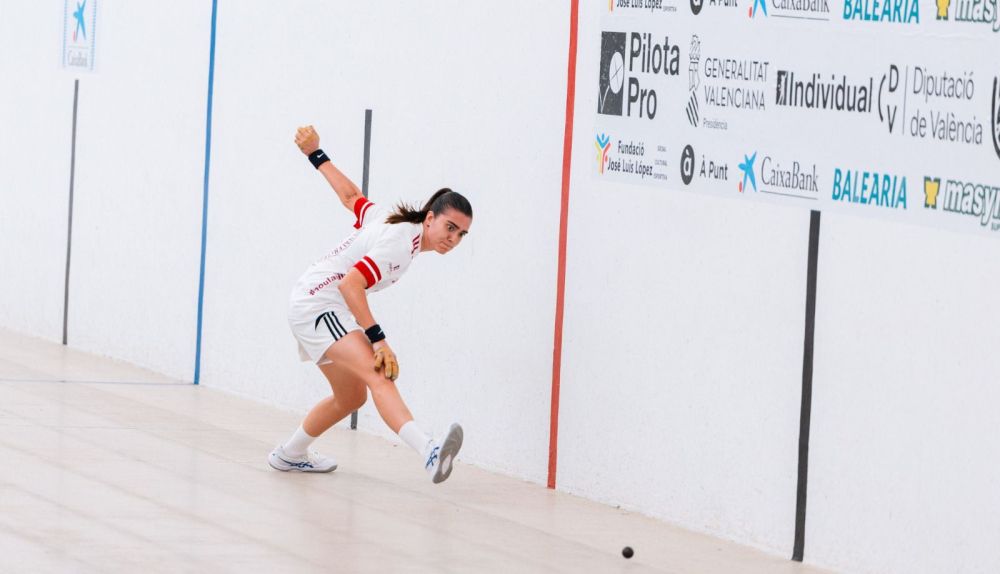Ana buscarà destronar Victòria en la final individual femenina de raspall que À Punt oferirà este diumenge. Ana buscarà destronar Victòria en la final individual femenina de raspall que À Punt oferirà este diumenge.