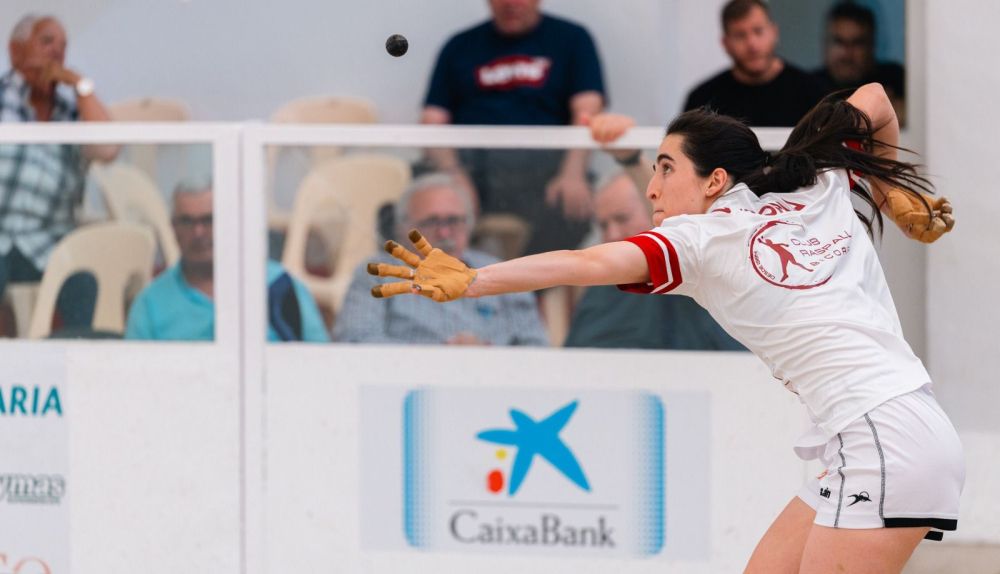 Victòria defensa la seua hegemonia en la gran final de l’individual femení de raspall davant Ana. Victòria defensa la seua hegemonia en la gran final de l’individual femení de raspall davant Ana.
