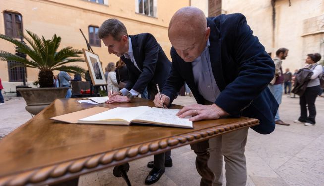 El diputat de Cultura, Paco Teruel, signant el llibre de visites durant el comiat de Josep Piera. El diputat de Cultura, Paco Teruel, signant el llibre de visites durant el comiat de Josep Piera.