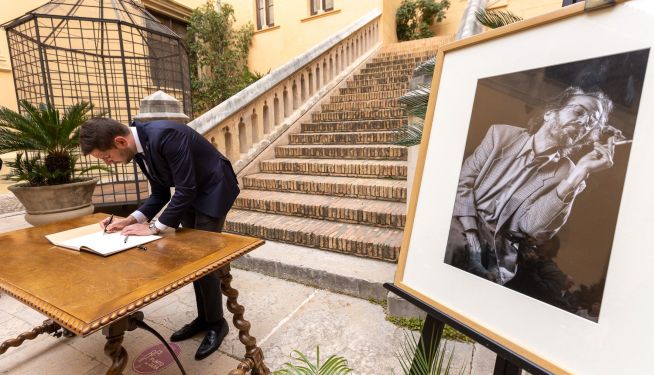 L'alcalde de Gandia, José Manuel Pieto, junt a una foto de Josep Piera durant el comiat al poeta. L'alcalde de Gandia, José Manuel Pieto, junt a una foto de Josep Piera durant el comiat al poeta.