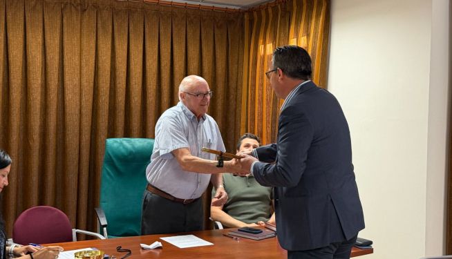 Rafa Mafé recibe la vara de mando de Castellonet de la Conquesta.