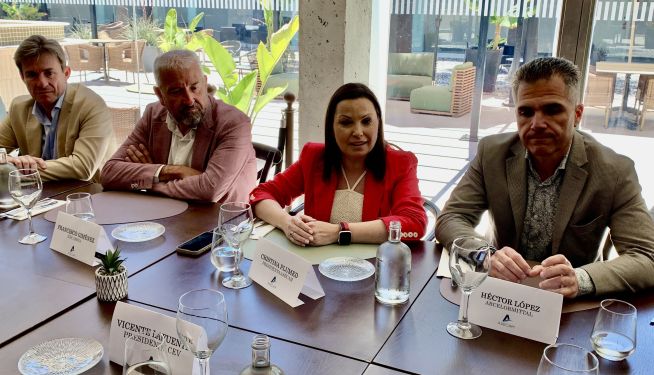 La presidenta de Asecam y miembros de la patronal, en el encuentro de esta semana.