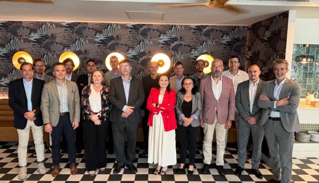 El nuevo presidente de CEV, Vicente Lafuente, y representantes de Asecam.