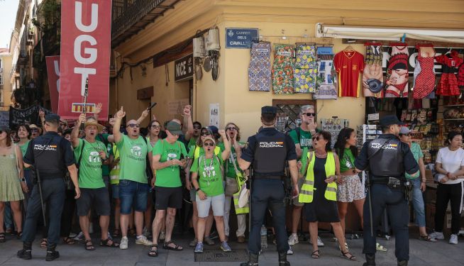 Una protesta del profesorado de la Comunitat Valenciana frente al Palau de la Generalitat el pasado viernes. Una protesta del profesorado de la Comunitat Valenciana frente al Palau de la Generalitat el pasado viernes.