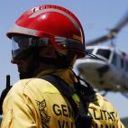 Imagen de archivo de un efectivo de bomberos forestales de la Generalitat durante un incendio.