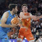 El base del Valencia Basket Sergio de Larrea (d) defiende a Mike Tobey, del Dreamland Gran Canaria, durante el encuentro correspondiente a la fase regular de la Liga Endesa que disputan este viernes en el pabellón Roig Arena de Valencia. El base del Valencia Basket Sergio de Larrea (d) defiende a Mike Tobey, del Dreamland Gran Canaria, durante el encuentro correspondiente a la fase regular de la Liga Endesa que disputan este viernes en el pabellón Roig Arena de Valencia.