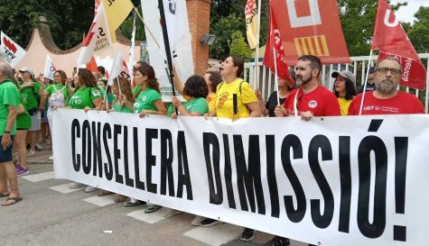 Manifestantes sindicales a la puerta de Conselleria este domingo por la tarde. Manifestantes sindicales a la puerta de Conselleria este domingo por la tarde.