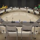 Los representantes de los sindicatos STEPV, UGT y CCOO en la sala de reuniones este domingo.