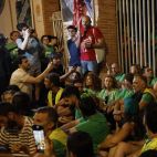 Representantes de sindicatos de docentes se dirigen a los compañeros desde el interior de la Conselleria.
