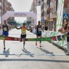 Los tres ganadores cruzando la línea de meta. Los tres ganadores cruzando la línea de meta.