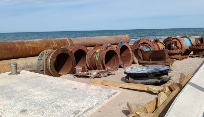 L’arena s’abocarà des de la draga fins a la platja a través d’una conducció de 2.000 metres submergits. L’arena s’abocarà des de la draga fins a la platja a través d’una conducció de 2.000 metres submergits.