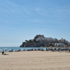Las playas de Peñíscola registran ya una alta afluencia de bañistas, con una ocupación hotelera cercana al 95% en el último fin de semana de mayo. / EPDA Las playas de Peñíscola registran ya una alta afluencia de bañistas, con una ocupación hotelera cercana al 95% en el último fin de semana de mayo. / EPDA