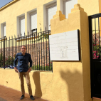 El alcalde Jaime Pertegaz junto a las nuevas instalaciones del consultorio médico auxiliar. / EPDA El alcalde Jaime Pertegaz junto a las nuevas instalaciones del consultorio médico auxiliar. / EPDA