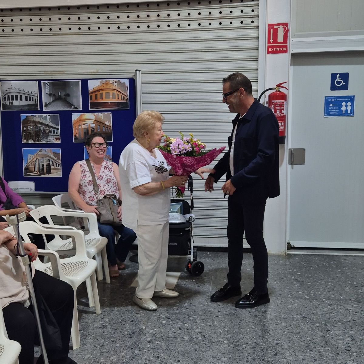 El alcalde de Sedaví, José F. Cabanes, saluda a una de las asistentes al acto.