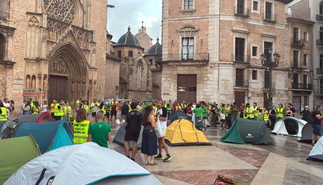 Acampada de profesores en la Plaza de la Virgen de Valencia.