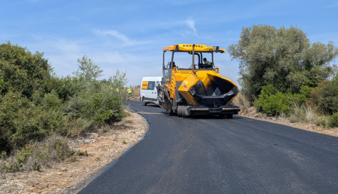 Los trabajos de asfaltado en el camino de les Foies ya están en marcha dentro del plan de mejora de la red de caminos rurales de Benicarló. / EPDA