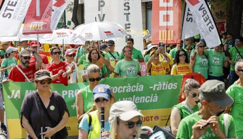 Vista general de la cabecera de la manifestación de docentes durante este martes en el que se cumplen 17 días lectivos de la huelga indefinida del profesorado de la Comunitat Valenciana. Vista general de la cabecera de la manifestación de docentes durante este martes en el que se cumplen 17 días lectivos de la huelga indefinida del profesorado de la Comunitat Valenciana.