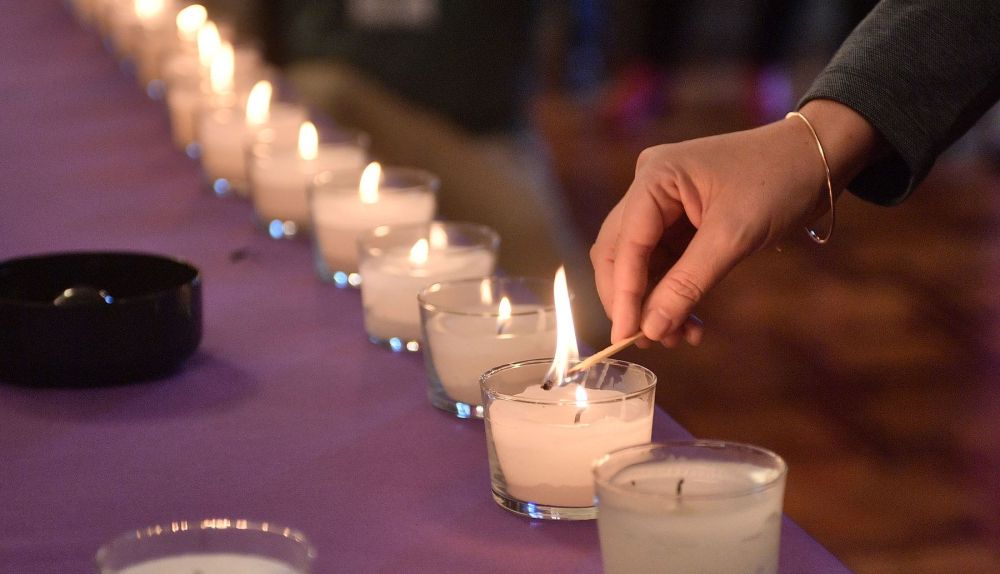 Encendido de velas durante un acto de condena a un crimen machista. -EFE-Miquel A. Borràs-Archivo Encendido de velas durante un acto de condena a un crimen machista. -EFE-Miquel A. Borràs-Archivo
