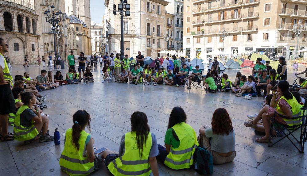 Los docentes que iniciaron la noche de este lunes una acampada en la plaza de la Virgen de Valencia realizan una asamblea para organizar la logística, la comunicación y las actividades en el marco de la huelga indefinida del profesorado de la Comunitat Valenciana. / EFE-Ana Escobar Los docentes que iniciaron la noche de este lunes una acampada en la plaza de la Virgen de Valencia realizan una asamblea para organizar la logística, la comunicación y las actividades en el marco de la huelga indefinida del profesorado de la Comunitat Valenciana. / EFE-Ana Escobar