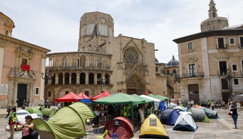 Vista general de la acampada de docentes en la plaza de la Virgen de València en el marco de la huelga indefinida del profesorado de la Comunitat Valenciana. / EFE-Ana Escobar Vista general de la acampada de docentes en la plaza de la Virgen de València en el marco de la huelga indefinida del profesorado de la Comunitat Valenciana. / EFE-Ana Escobar