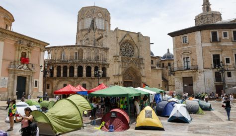 Vista general de la acampada de docentes en la plaza de la Virgen de Valencia en el marco de la huelga indefinida del profesorado de la Comunitat Valenciana.