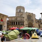 Vista general de la acampada de docentes en la plaza de la Virgen de Valencia en el marco de la huelga indefinida del profesorado de la Comunitat Valenciana.
