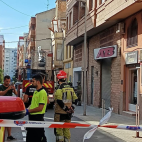 Bomberos y Policía Local trabajan en la calle Barrachina de Castelló tras el derrumbe del techo de una vivienda, que ha obligado a cortar la vía y asegurar la zona. / EPDA