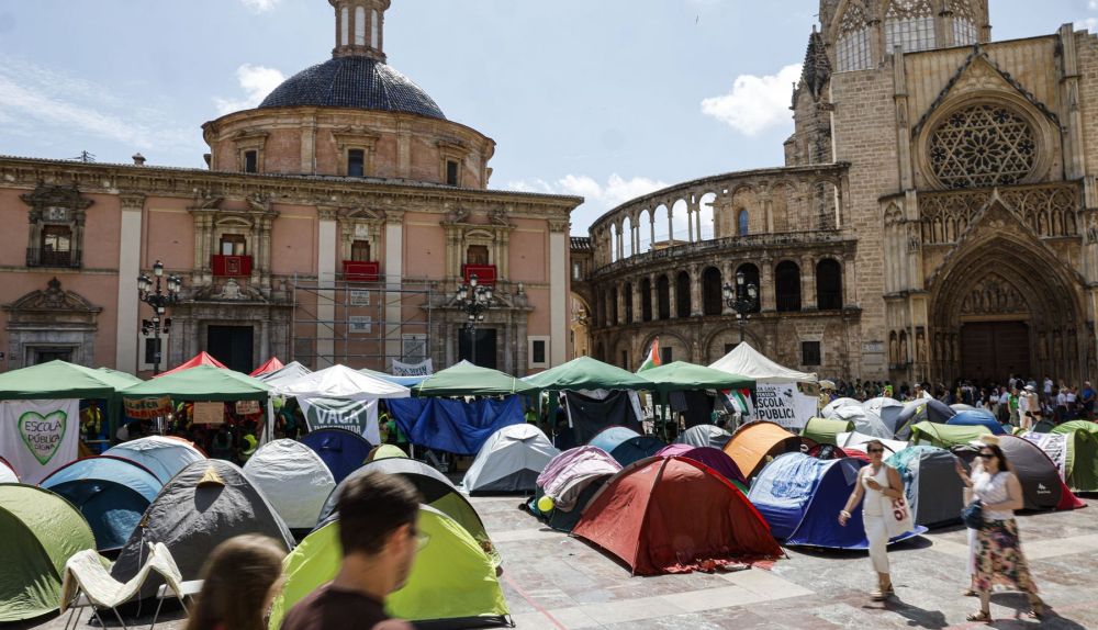 En la imagen, la acampada del profesorado en huelga en la plaza de la Virgen de Valènci. / EFE-Ana Escobar