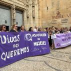 Minuto de silencio ante las puertas del Ayuntamiento de Callosa de Segura (Alicante) en señal de duelo por el asesinato machista de su vecina. / EFE-Jennifer Escarabajal