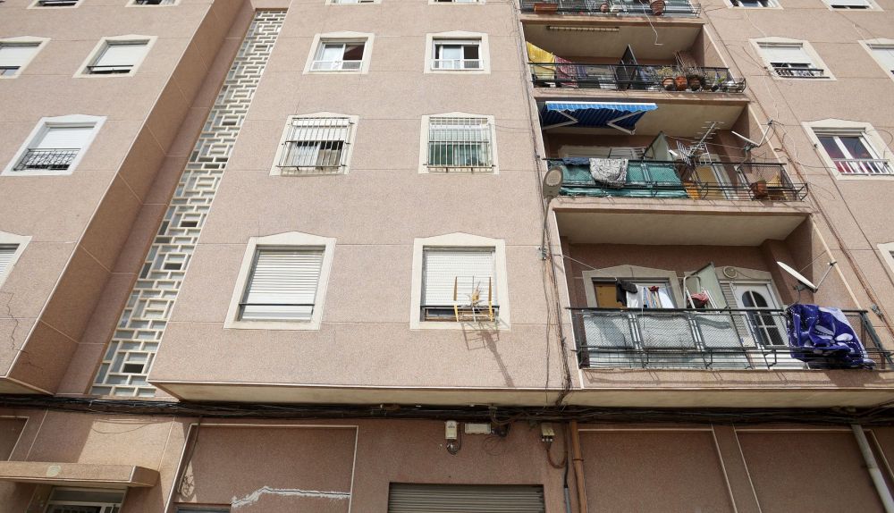 Vista general del domicilio donde convivía la mujer asesinada con su pareja sentimental y agresor en Callosa de Segura (Alicante). / EFE-Morell