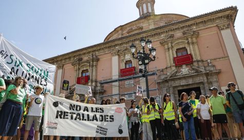 Cientos de profesores este miércoles en la plaza de la Virgen de València. / EFE-Ana Escobar