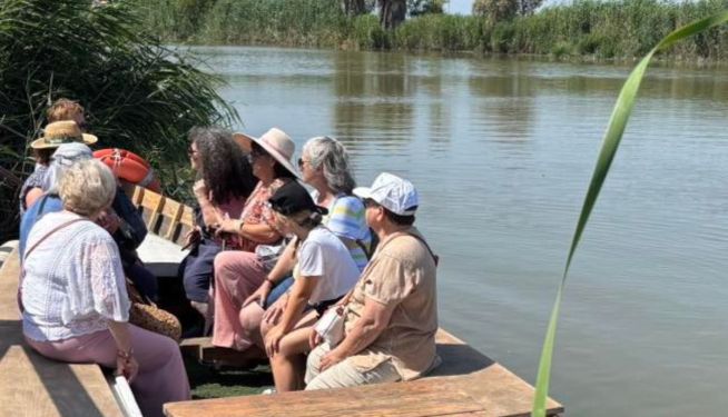 Els passejos en barca per l'Albufera són una de les activitats de la Fira de la Tomaca del Perelló.