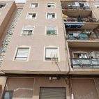 Vista general del domicilio donde convivía la mujer asesinada presuntamente a manos de su pareja sentimental. / EFE-Morell