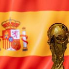El trofeo de la Copa Mundial de Fútbol frente a la bandera de España. / Fauzan Fitria