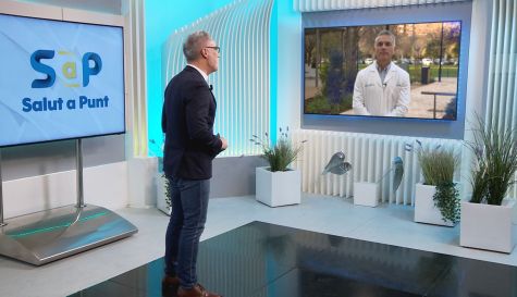 Josep Àngel Ponsoda entrevista un dels especialistes participants en el programa ‘Salut a punt’, dedicat esta setmana a la longevitat i el benestar. / À Punt