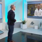 Josep Àngel Ponsoda entrevista un dels especialistes participants en el programa ‘Salut a punt’, dedicat esta setmana a la longevitat i el benestar. / À Punt